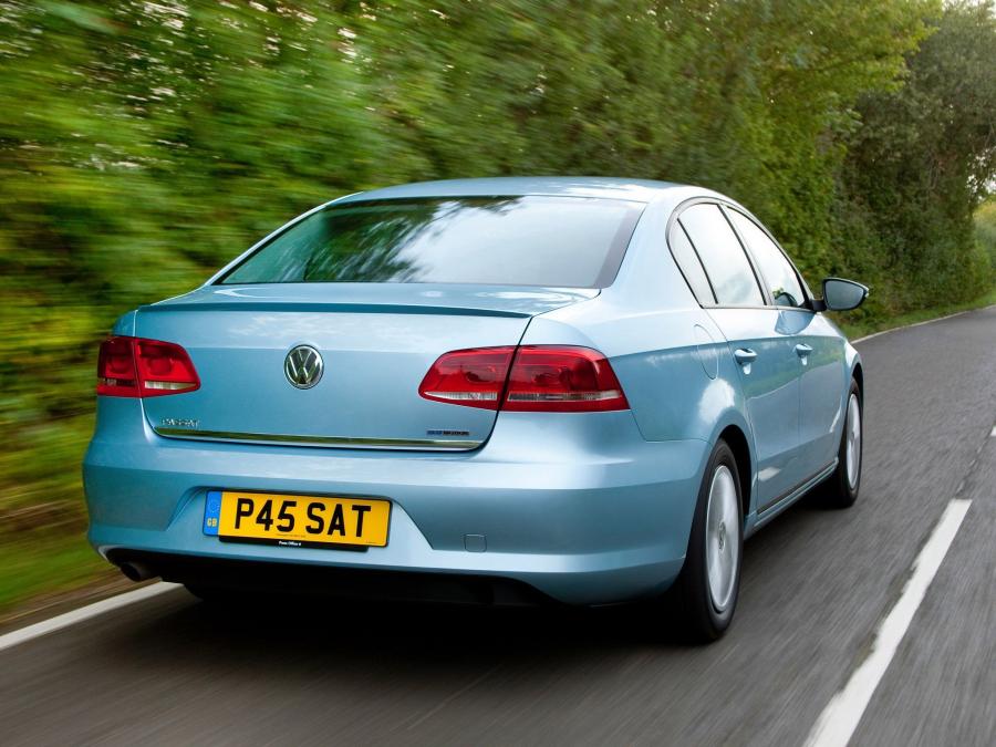  Volkswagen Passat BlueMotion 2010 года  (UK) (фото 13 из 15)